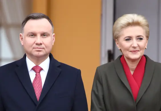 Agata Duda w eleganckim płaszczu podczas wizyty duńskiej pary książęcej