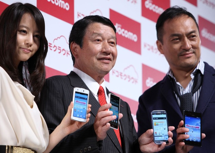 Nowy smartfon japońskiej firmy DoCoMo prezentowany przez jej szefa  Ryuji Yamada, aktora Ken Watanabe i aktorkę Maki Horikita.