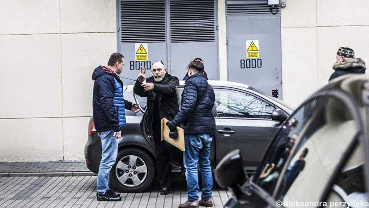 W poniedziałek, około 15.30, do domu Franciszka Jagielskiego, działającego w Straży Obywatelskiej, która ochrania manifestacje Obywateli RP, zapukała policja. Mężczyzna został zatrzymany m.in. za obrażenie dziennikarki TVP, a także posiadanie broni. Jego mieszkanie i bar przeszukano. Jagielski, zakuty w kajdanki po południu, pozostał w nich prawie do rana. W kajdankach przewieziono go do Warszawy, na przesłuchanie w stołecznej prokuraturze.