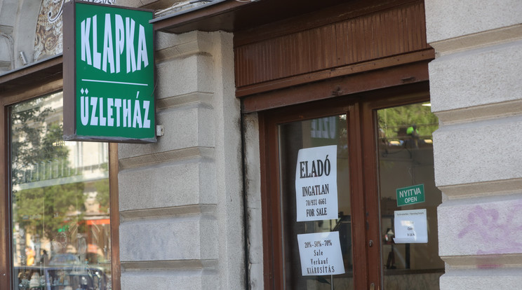 Az üzlet ajtajára is 
kiírták: eladó és végkiárusítás / Fotó: Varga Imre