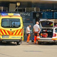 Megmentették az életét, majd ellopott egy tabletet a mentőautóból egy budapesti férfi
