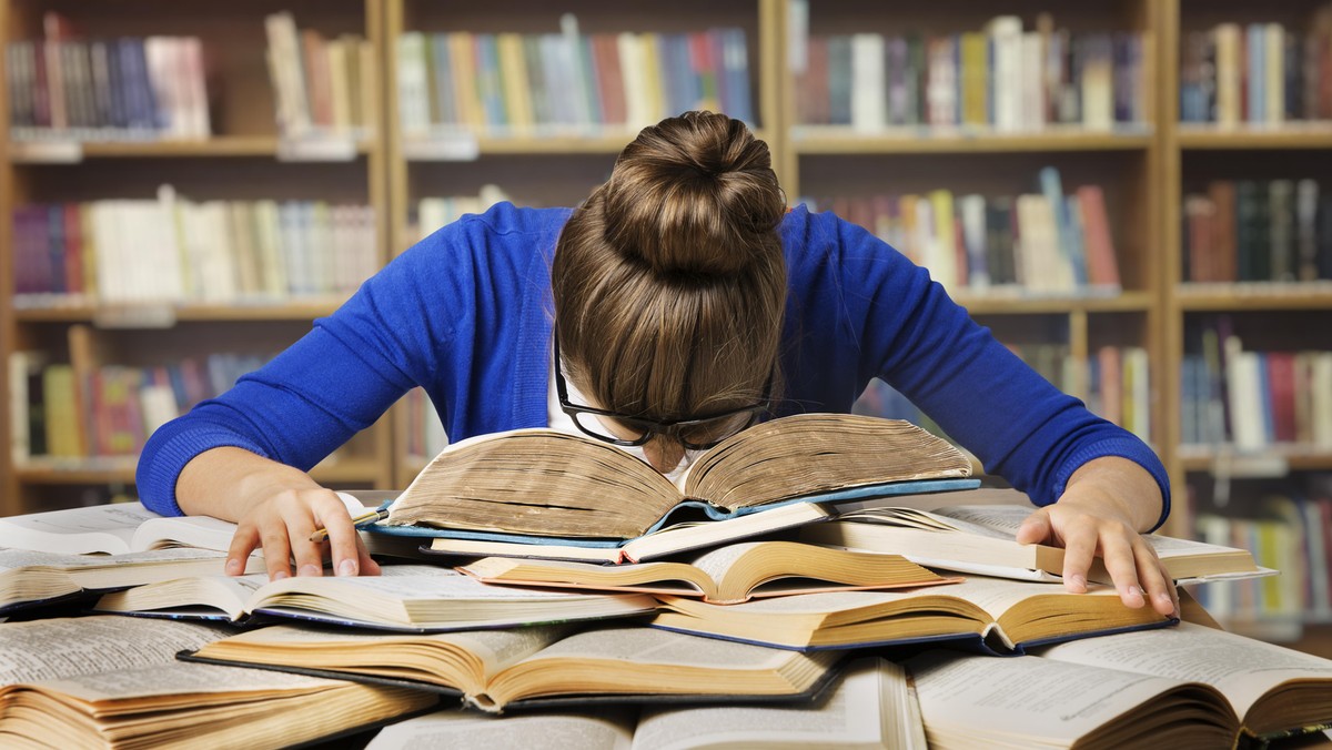 Student studia książki biblioteka praca