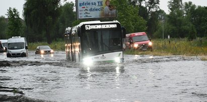 Armagedon pogodowy w Szczecinie! Auta i autobusy dosłownie tonęły. Trudno uwierzyć, że to się właśnie wydarzyło [DUŻO ZDJĘĆ]