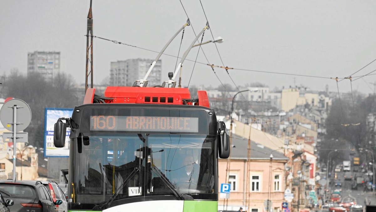 Po godzinie 5 nad ranem pijana pasażerka pogryzła kierowcę trolejbusu linii 160. Mężczyzna zwrócił jej uwagę, bo rozlała piwo w pojeździe.