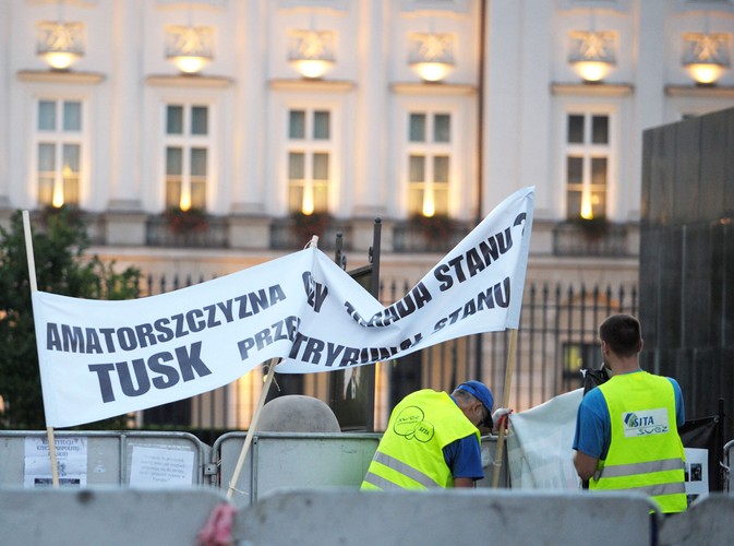 Usunęli obrońców krzyża