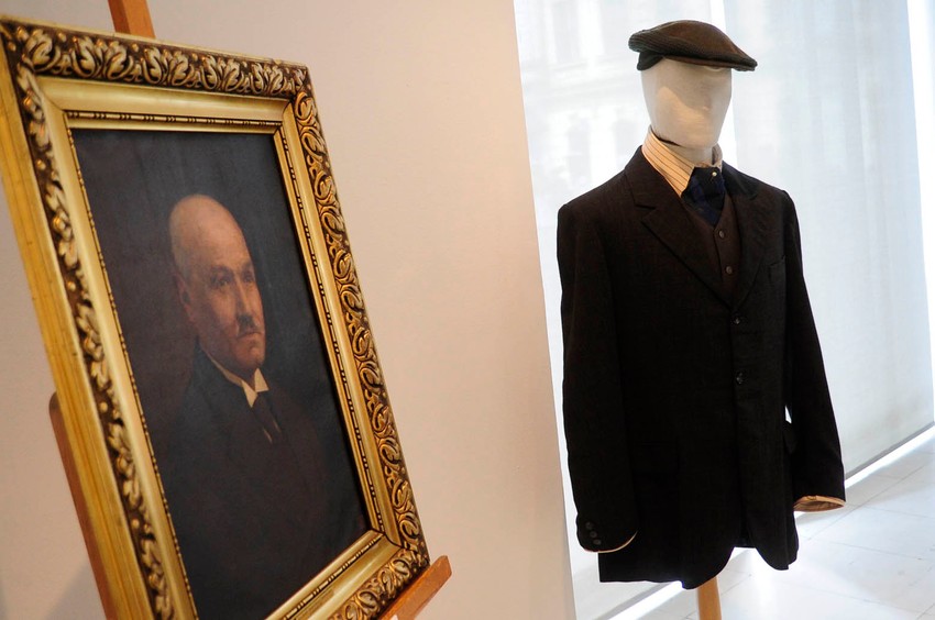 Portret Mike Alasa, delo Uroša Predića i jedno od Alasovih odela