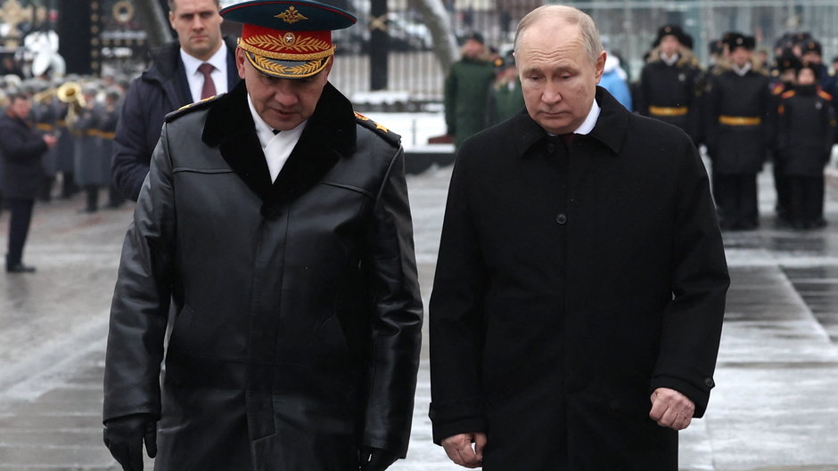 Pezydent Rosji Władimir Putin i minister obrony Siergiej Szojgu uczestniczą w ceremonii z okazji Dnia Obrońcy Ojczyzny w Moskwie, 23 lutego 2024 r.