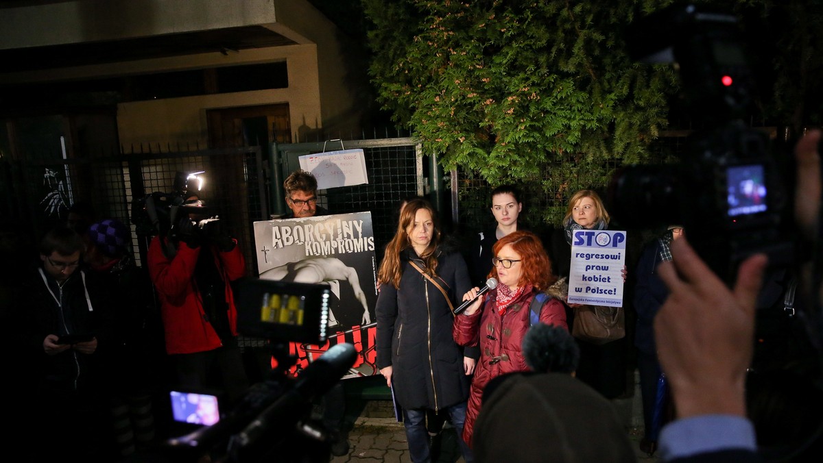 WARSZAWA CZARNY PROTEST PRZED DOMEM KACZYŃSKIEGO (uczestnicy protestu)