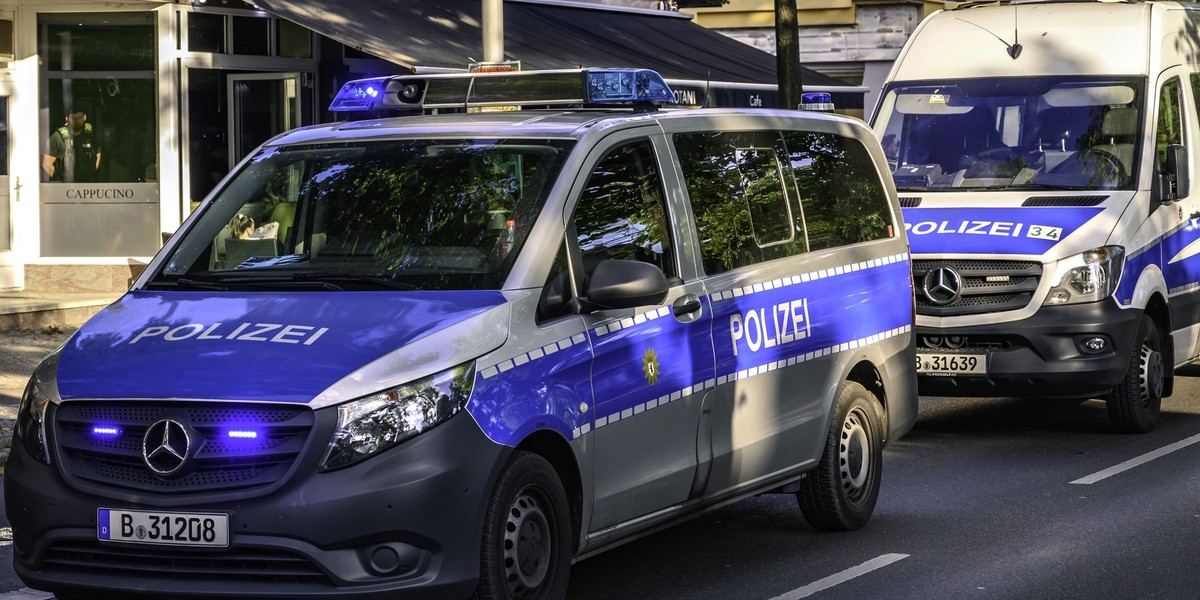 Pijany Polak próbował ukraść katalizator z samochodu w Niemczech. Utknął pod pojazdem....