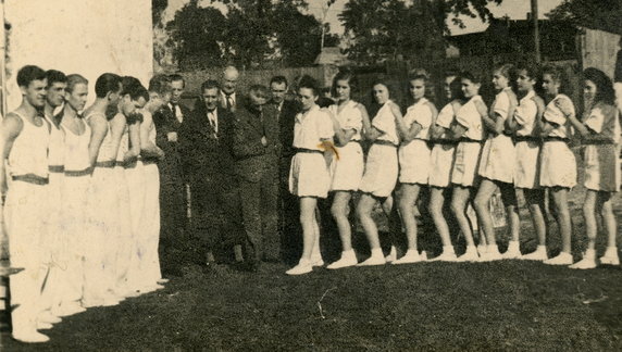 Młodzieżowa grupa członków Towarzystwa Gimnastycznego „Sokół” w Gdyni Chyloni w dniu 20 października 1946 r.