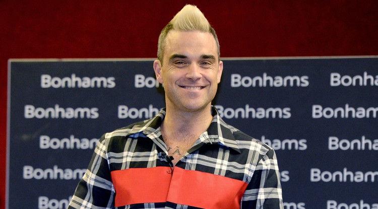 Robbie Williams megmutatta a fenekét