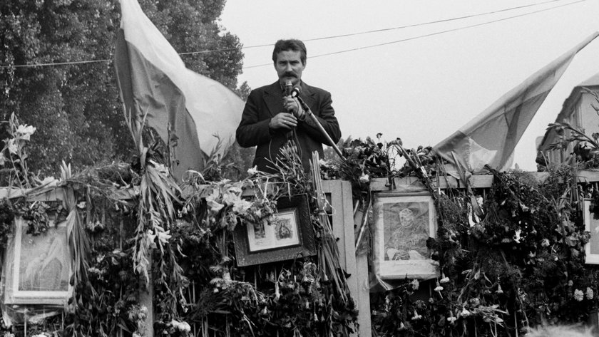 Sierpień 1980. Lech Wałęsa przemawia do strajkujących