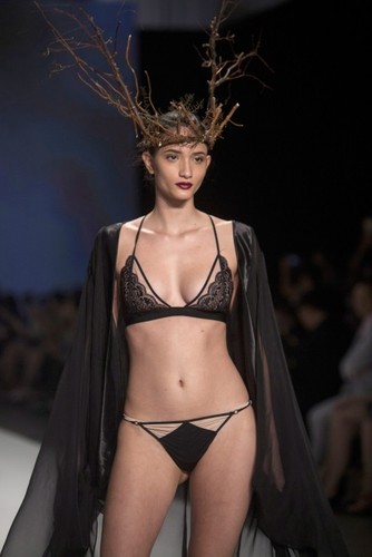 Pokaz bielizny na tygodniu mody w Hongkongu