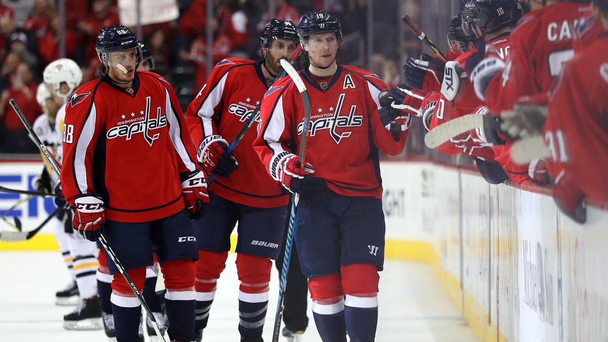 Washington Capitals rozprawili się z Pittsburgh Penguins zaskakująco wysokim stosunkiem bramek 7:1. Aż pięć punktów zdobył szwedzki center Nicklas Backstrom, z pewnością gościom w udanym występie przeszkodziła kontuzja startującego bramkarza Matta Murraya.