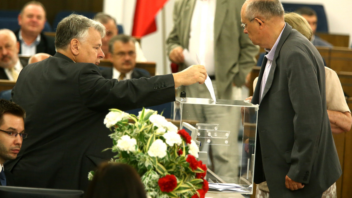 Senat skierował do prezydenta ustawę o ratyfikacji przepisów znoszących karę śmierci we wszystkich okolicznościach. Polska jest jednym z ostatnich państw członkowskich Rady Europy, w których kara śmierci dozwolona jest podczas wojny.