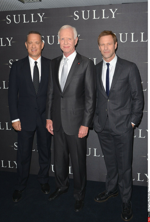 W 2016 r. swoją premierę miał film Clinta Eastwooda "Sully" opowiadający o "cudzie nad rzeką Hudson". W główną rolę wcielił się Tom Hanks (pierwszy z lewej)