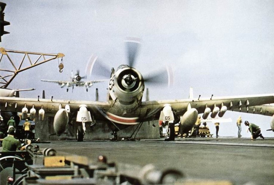 Foto: Samolot US Navy A-1H Skyraider na pokładzie lotniskowca USS Ranger w 1966 r.