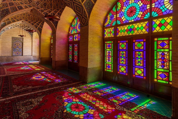 Zwyczajowo znany jako Różowy Meczet, Nasir ol-Molk został wybudowany w Szirazie, w południowym Iranie. 