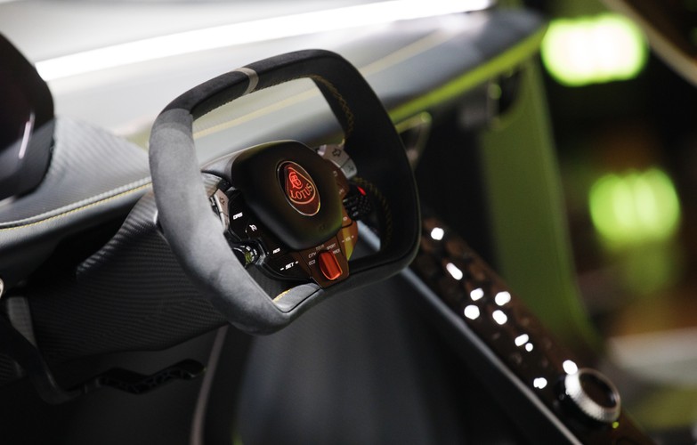 Evija będzie pierwszym Lotusem w historii, który będzie mieć w kabinie zamontowany w pełni nowoczesny cyfrowy system informacyjno-rozrywkowy, który podobnie jak Tesla, będzie otrzymywać okresowe aktualizacje oprogramowania. Kierowcy mogą używać nowej aplikacji na smartfony do monitorowania samochodu z dowolnego miejsca na świecie. Aplikacja umożliwi użytkownikom sprawdzenie stanu naładowania baterii czy potencjalnego zasięgu jazdy. Możliwa będzie też zdalna kontrola innych systemów auta, np. włączanie ogrzewania lub klimatyzacji przed wejściem do środka.