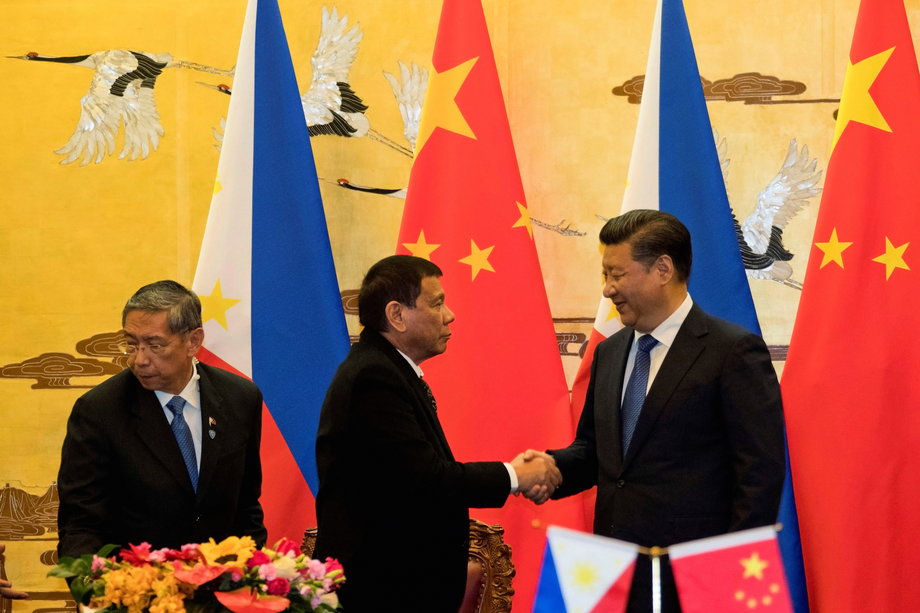 Philippine President Rodrigo Duterte and Chinese President Xi Jinping, right, shake hands after a signing ceremony held in Beijing, China, October 20, 2016.