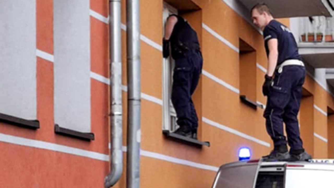 Zaniepokojona sąsiadka podniosła alarm. Policjanci weszli do środka po dachu samochodu
