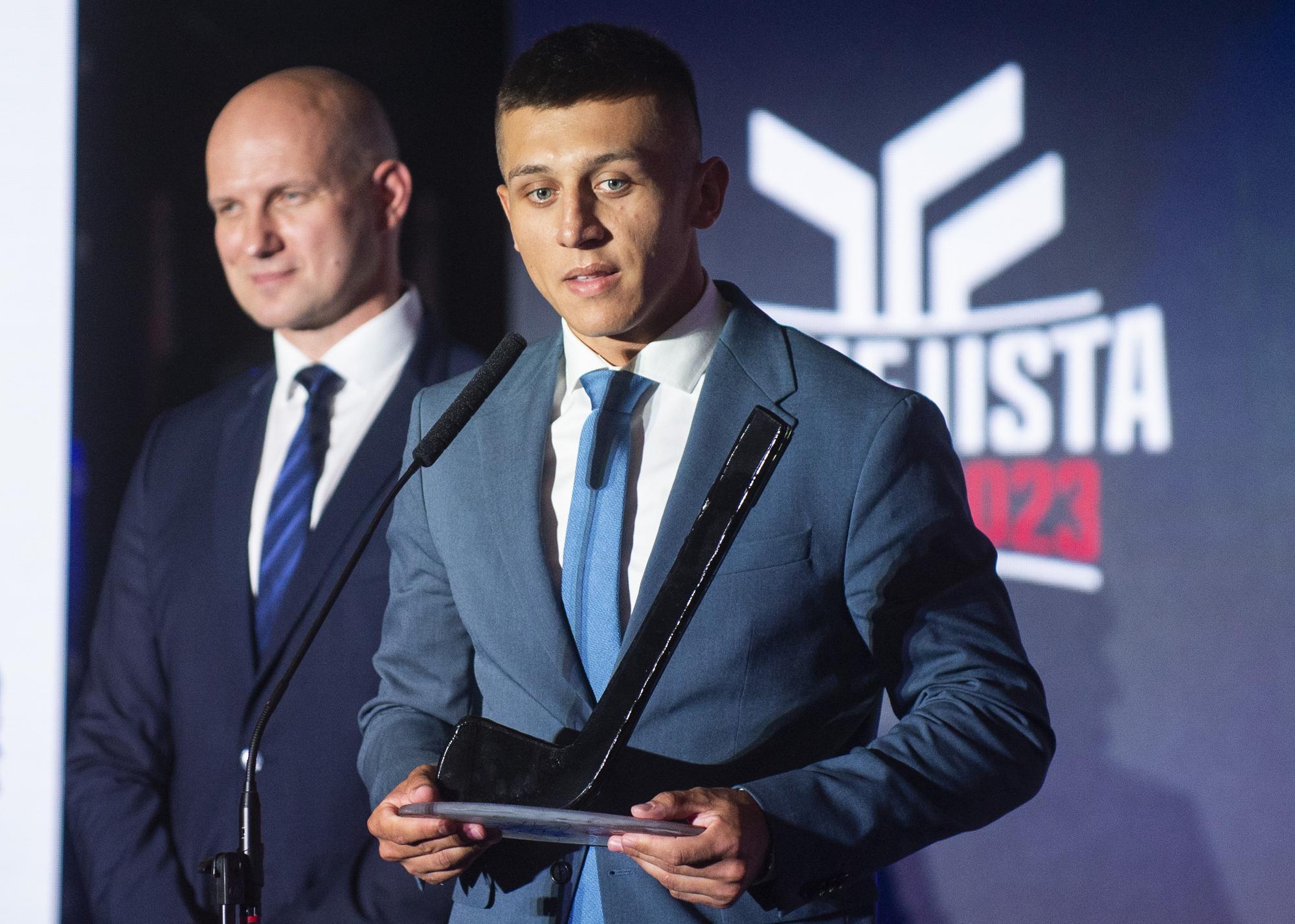 Slovenský hokejista Martin Fehérváry získal ocenenie Najlepší obranca (Cena Róberta Švehlu) počas vyhlásenia ankety Hokejista roka 2023.