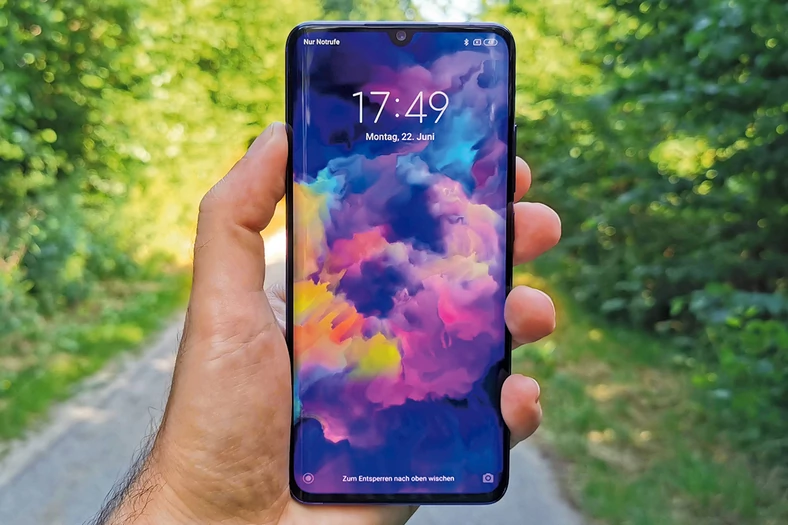 Stylowy Xiaomi Mi Note 10 Lite ze swoim wygiętym ekranem rozsiewa urok klasy wyższej i przekonująco odgrywa rolę modelu premium