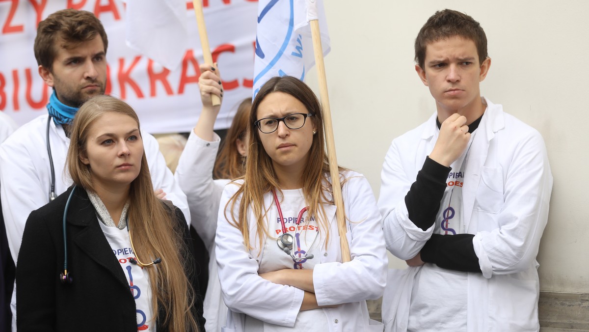 Lekarze rezydenci nie rezygnują ze swoich postulatów. W zeszłym tygodniu nie udało im się porozumieć z ministerstwem zdrowia. W Warszawie głodówkę prowadzą m.in. dwie osoby z Lublina. Jeżeli ich żądania nie zostaną spełnione, prawdopodobnie zaostrzą protest.