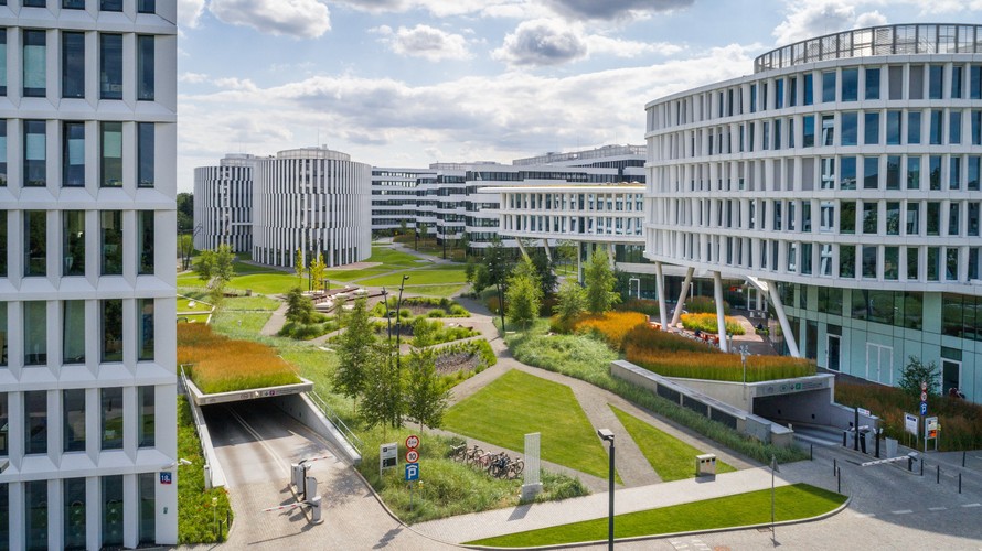 Autorem projektu Business Garden jest pracownia JSK Architekci. Jego charakterystyczną cechą są wplecione między biurowce tereny zielone. Proste linie zewnętrznych budynków nadają ramy całemu kompleksowi, podczas gdy wewnątrz dominują obłe, faliste kształty, które komponują się z ogrodem. Business Garden został zaprojektowany w myśl zasad zrównoważonego budownictwa. Dzięki sprawdzonym technologiom powstał energooszczędny obiekt, który nie zanieczyszcza środowiska odpadami.