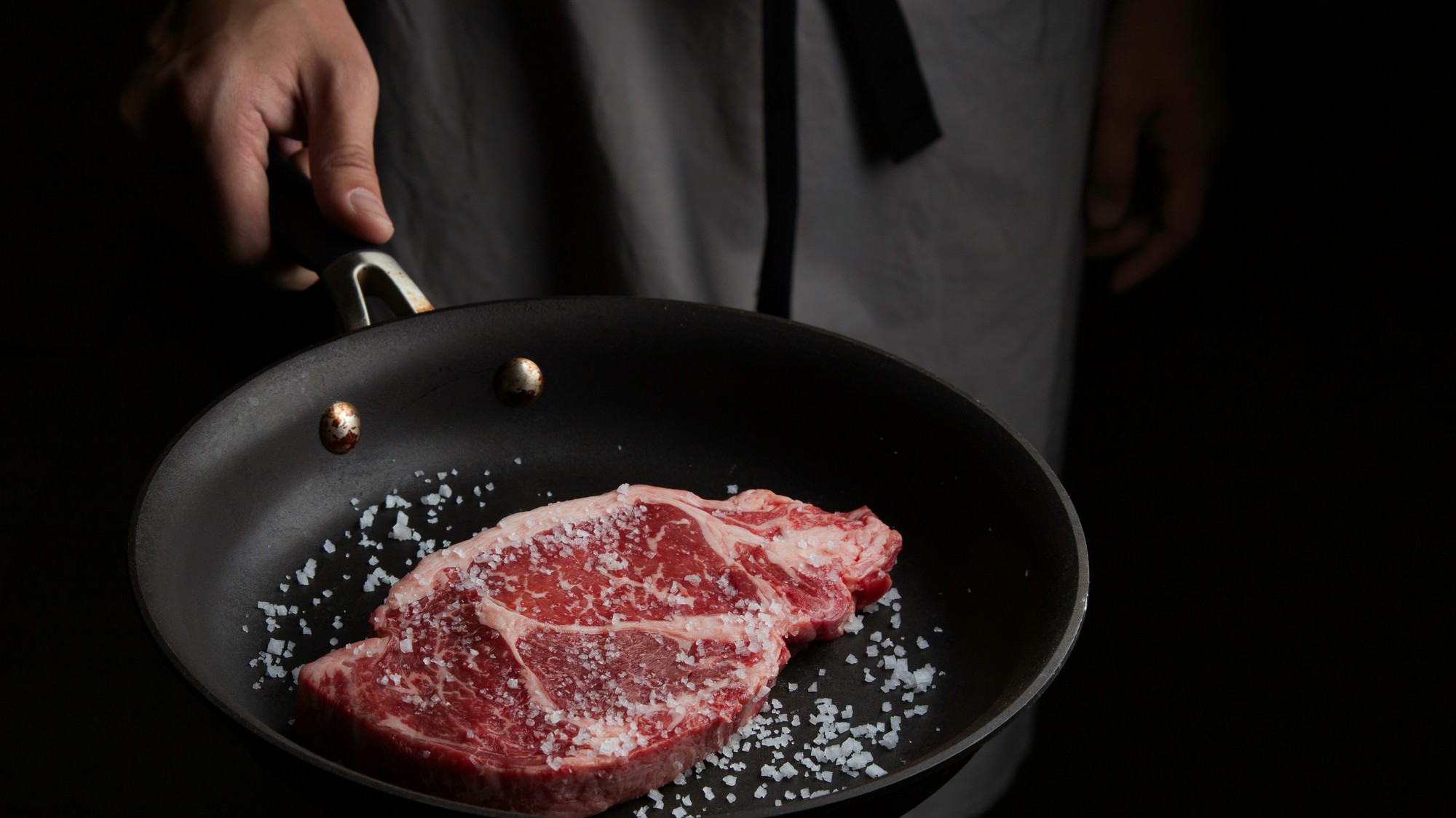 Šéfkuchári vedia, že o šťavnatosti steakov sa rozhoduje ešte pred tým, než sa vôbec dotknú ohňa.
