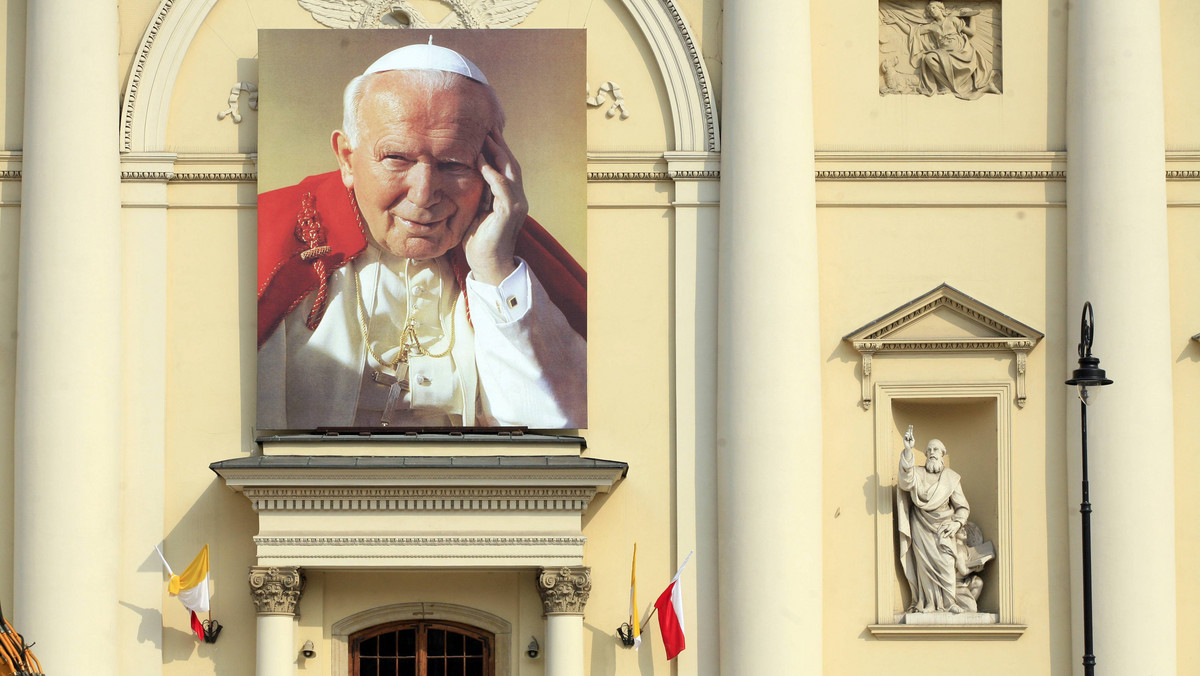 Płocka prokuratura umorzyła dochodzenie w sprawie obrażania Jana Pawła II. W uzasadnieniu decyzji śledczy podali, że osoba papieża-Polaka "nie jest przedmiotem czci religijnej" - informuje "Gazeta Polska Codziennie".