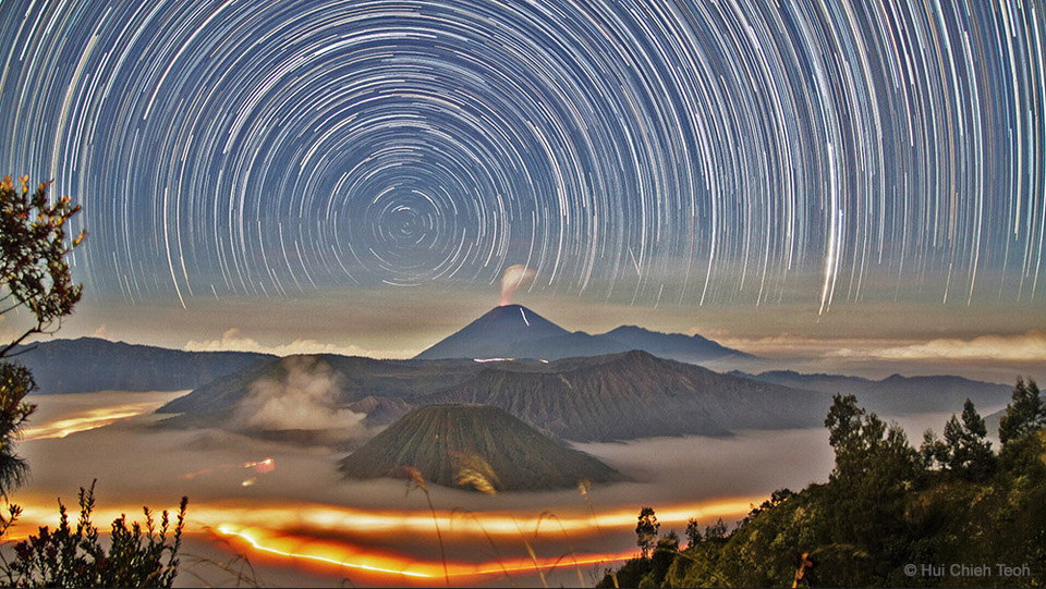 IV miejsce w kategorii "Pod światło" - Hui Chieh Teoh, "Star Trails over Bromo" (pol. Drogi gwiazd nad Bromo) 