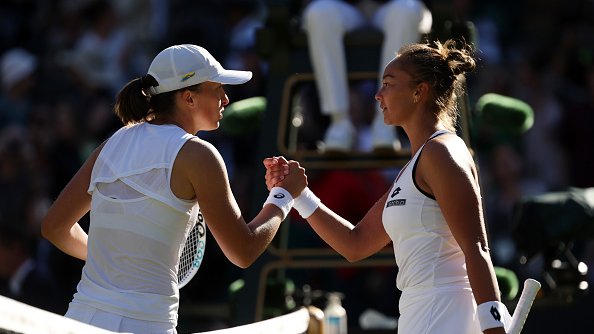 Iga Świątek i Lesley Pattinama Kerkhove po meczu drugiej rundy gry pojedynczej kobiet w czwartym dniu Wimbledonu 2022