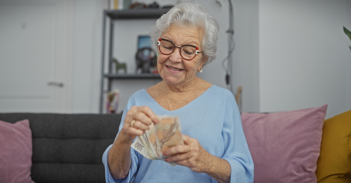 PLN 2,300 extra to pension from ZUS in 2026. These seniors can anticipate  larger transfers