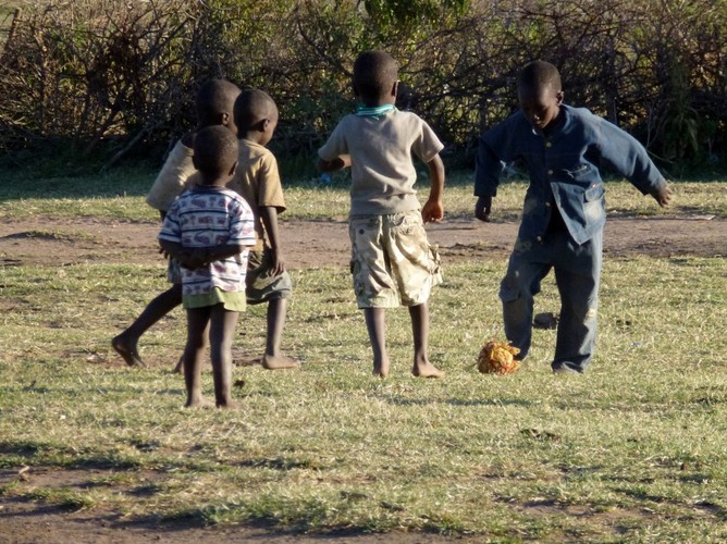 Masajskie dzieci najbardziej lubią swoje towarzystwo.