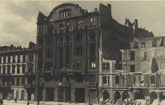 Kamienica po spaleniu w 1944 roku.