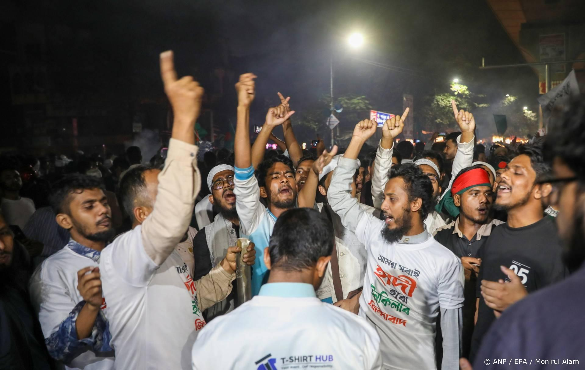 Na de dood van Sharif Hadi (26): Gewelddadige rellen schokken Bangladesh