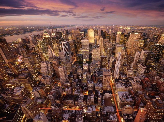 3. Nowy Jork i Newark, USA. Choć jest to drugie najbogatsze miasto na tej liście, to jego zabezpieczenia przed zdarzającą się raz na sto lat wielką wodą są słabsze niż te w Londynie, Tokio, Amsterdamie czy Szanghaju. W 2006 roku jeden z profesorów psychologii z Harvardu pisał: „Nikt już nie przejmuje się potencjalnym atakiem na wieżowce na Manhattanie. Dlaczego? Bo tym razem nie będą to terroryści, ale topniejące lodowce, które zamienią tę część świata w akwarium”. W 2070 roku ma być zagrożonych prawie 3 mln mieszkańców miasta.