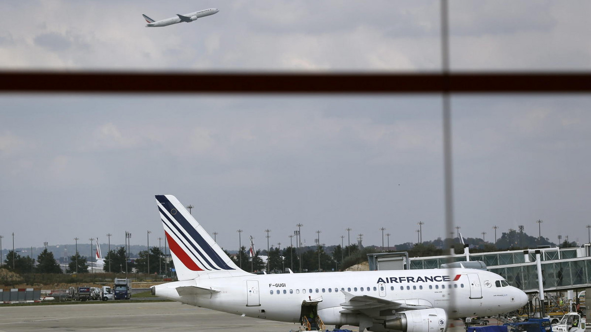 Piloci linii lotniczych Air France rozpoczęli w poniedziałek strajk, który ma potrwać tydzień i dziennie będzie przynosił francuskiemu przewoźnikowi straty wysokości 10-15 mln euro. Pierwszego dnia protestu Air France obsługują tylko 48 proc. połączeń.