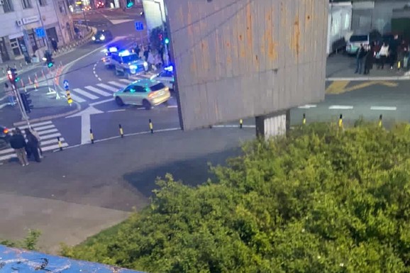 NOŽEM I BIBER SPREJEM PRETIO PUTINIKU! Sukob u autobusu kod Brankovog mosta: Napadač pokušao da pobegne, policija ga brzo uhapsila