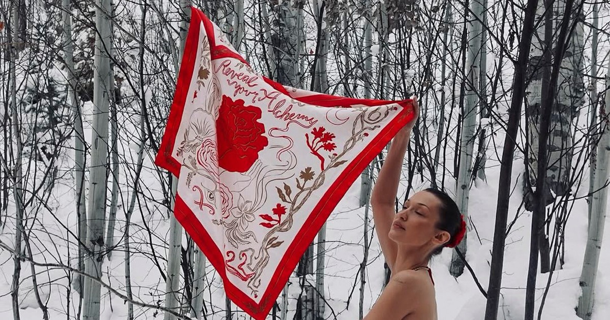 Ilyen aprócska, falatnyi bikiniben talán nem is láttuk még a szupermodellt – Bella Hadid a hóban fotózkodott – Őrületesen szexi fotók készültek róla