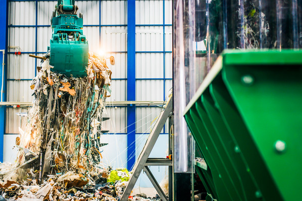 Szczelna zapora dla odpadów już na granicy? "Pod płaszczykiem recyklingu wlewa się do Polski masa groźnego śmiecia"