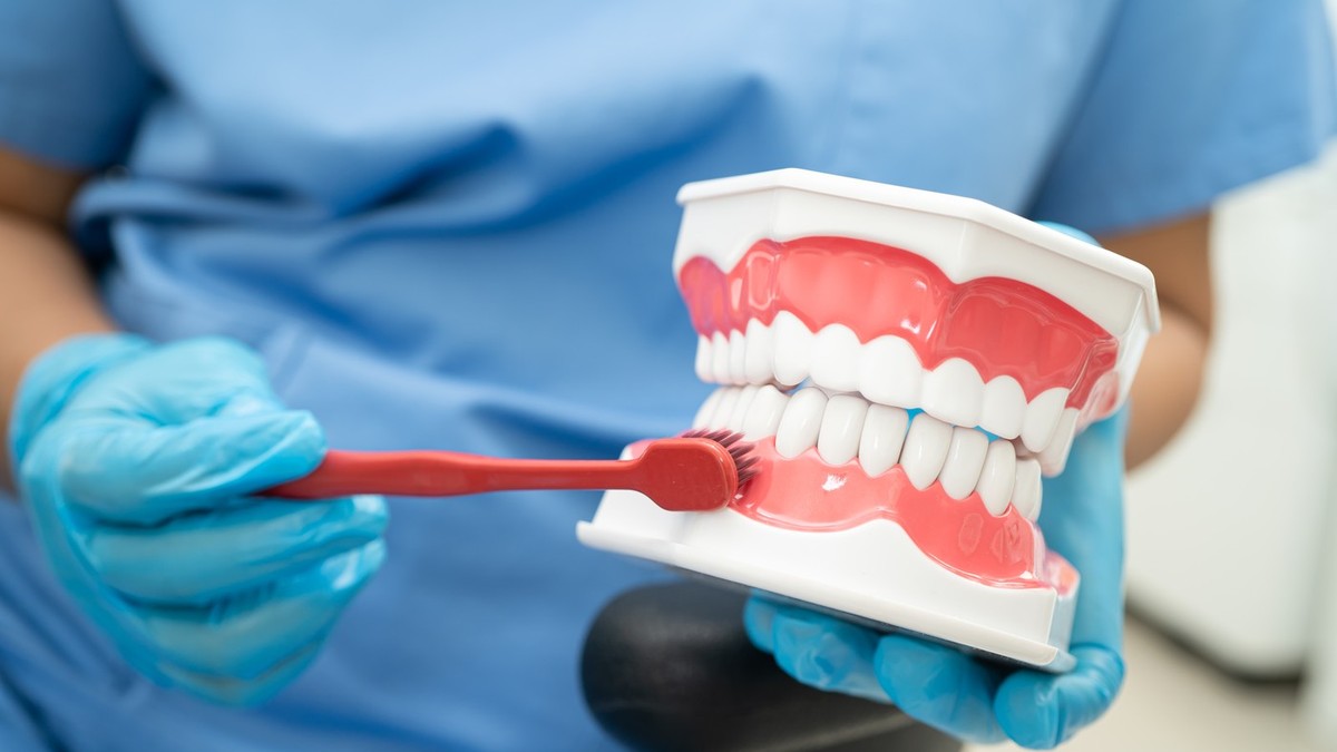 Redovnom i pravilnom oralnom higijenom smanjuje se razvoj bakterije Porphyromonas gingivalis, koja i jeste krivac Alchajmerove bolesti 