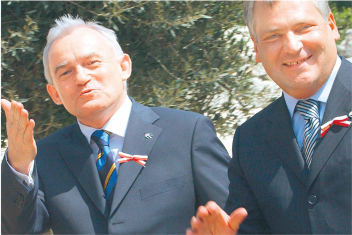 Jeżeli potwierdzą się zarzuty o tym, że w Polsce były tajne więzienia CIA, w których byli przetrzymywani i torturowani terroryści, to Aleksander Kwaśniewski i Leszek Miller mogą trafić przed Trybunał Stanu.