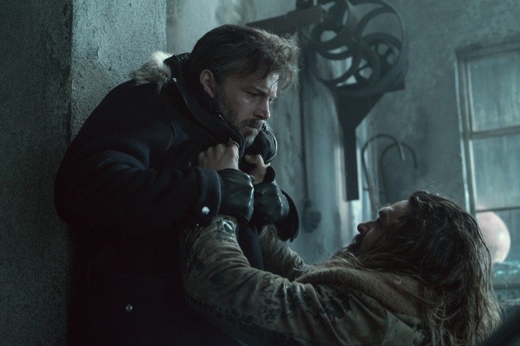 Ben Affleck w objęciach Jasona Momoa w filmie 'Liga Sprawiedliwości'. Polska premiera 17 listopada 2017 roku.