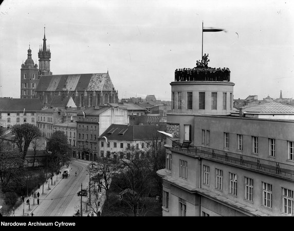 Budynek Poczty Głównej z orkiestrą pocztową na tarasie na dachu, 1932 r.