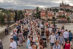 Zatłoczony most Karola w Pradze.