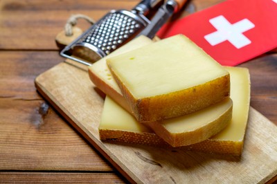 'Cień na bogatą tradycję mleczarską'. Po raz pierwszy w historii Szwajcarii import zagranicznych serów przewyższy eksport