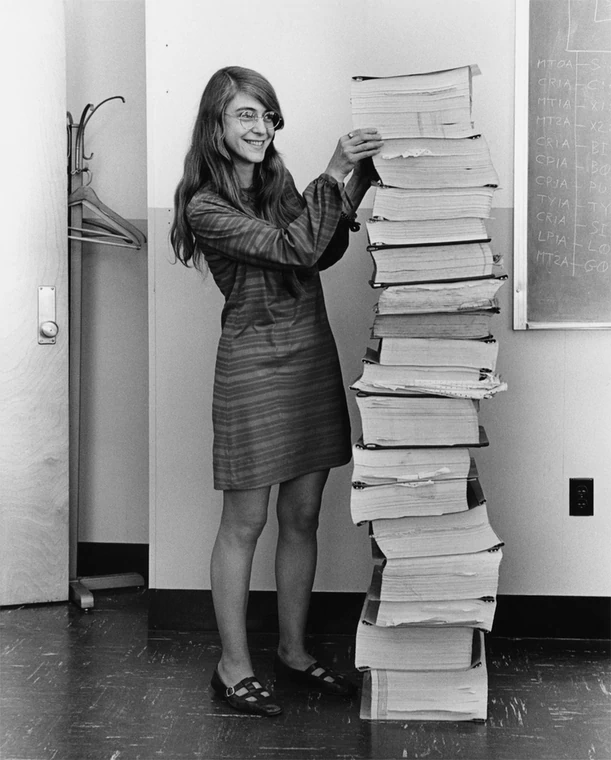 Margaret Hamilton stojąca obok oprogramowania nawigacyjnego, które ona i jej zespół z MIT stworzyli dla programu Apollo
