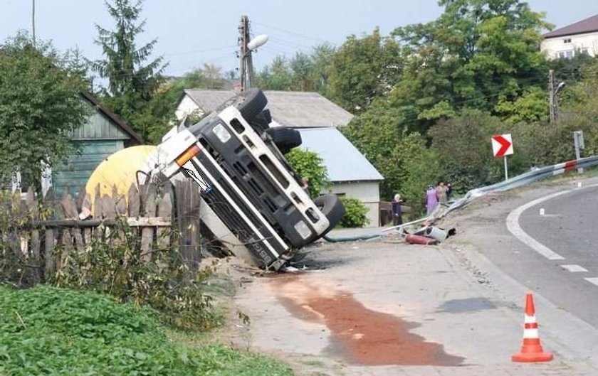 Wpadła do kabiny pędzącego TIR-a! Ma tylko siniaki...